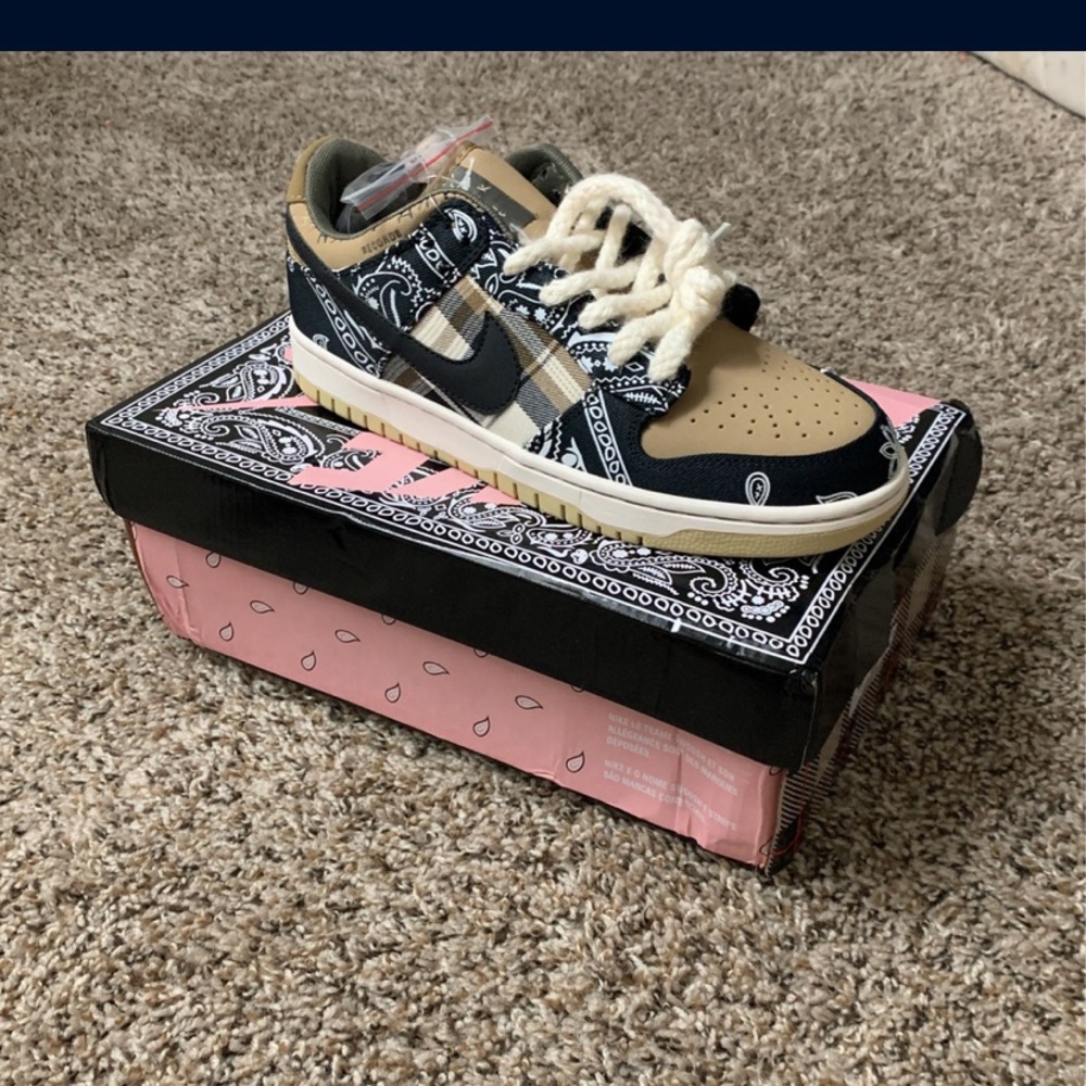 Travis dunks